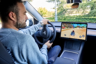 Tesla ya no permite jugar a videojuegos mientras el coche está en movimiento Elon Musk, persona del año en la revista ‘TIME’