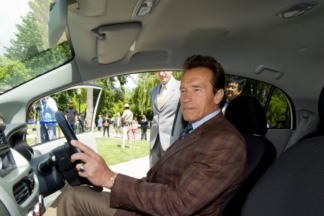 Schwarzenegger sufre un accidente con su todoterreno y termina sobre un Toyota Prius Schwarzenegger accidente