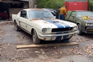 Aparecen tres Ford Mustang abandonados durante décadas en una casa en ruinas aparecen tres ford mustang abandonados