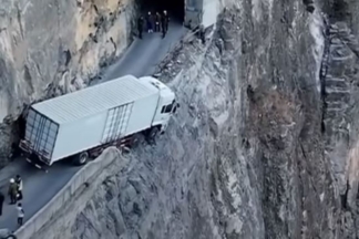 Vídeo: un camión queda colgado sobre un acantilado durante tres días camion colgado acantilado china