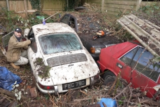 Encuentran un jardín lleno de coches clásicos abandonados en Gales lleno de coches clásicos abandonados