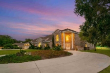 mansión con un circuito de kart