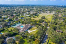 mansión con un circuito de kart