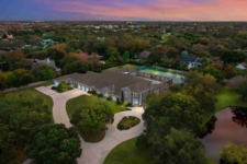 mansión con un circuito de kart