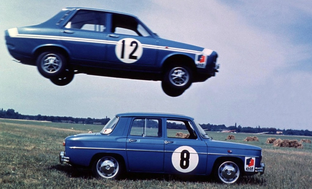 Renault 12 Gordini saltando sobre el Renault 8 Gordini 1300
