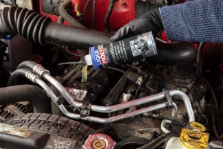 Cuida el motor de tu coche y límpialo bien cuando cambies el aceite con este limpiador de Liqui Moly de 14 euros
