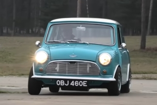 Vídeo: este MINI clásico equipa un motor eléctrico Tesla con 300 CV MINI motor Tesla