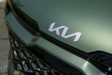 KIA Sportage 2022 HEV logo KIA delantero