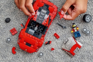 Montar este set de LEGO del Ferrari F8 Tributo te devolverá a tu infancia y cuesta menos de 40 euros