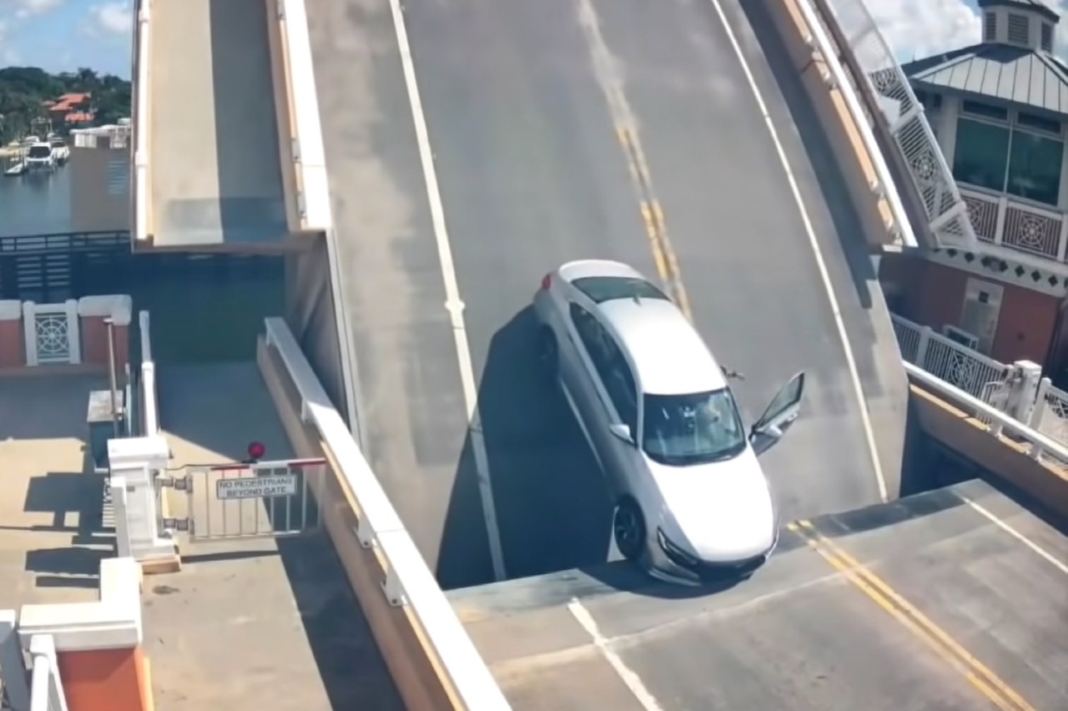 Honda Accord puente levadizo