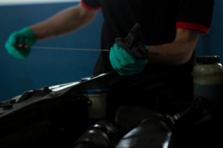 Aprovecha para cambiar el aceite del motor con el aceite Repsol Elite que cuesta solo 22 euros en Amazon