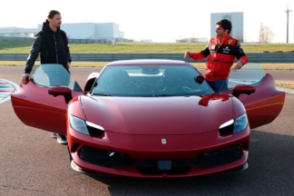 Carlos Sainz da una vuelta a Zlatan Ibrahimović en un Ferrari 296 GTB carlos sainz zlatan ibrahimovic ferrari 296 gtb