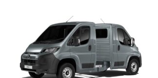 Estos coches son iguales por delante que por detrás, por lo que no sabes si vienen o van Estos coches son iguales por delante que por detrás