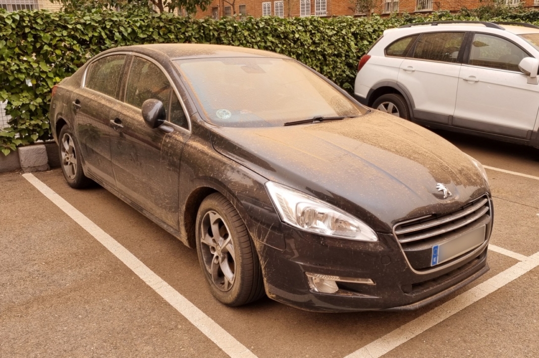 como limpiar coche polvo subsahariano barro