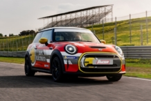 El MINI Cooper SE es el nuevo Safety Car de la Copa Racer 2022 mini cooper se safety car copa racer 2022