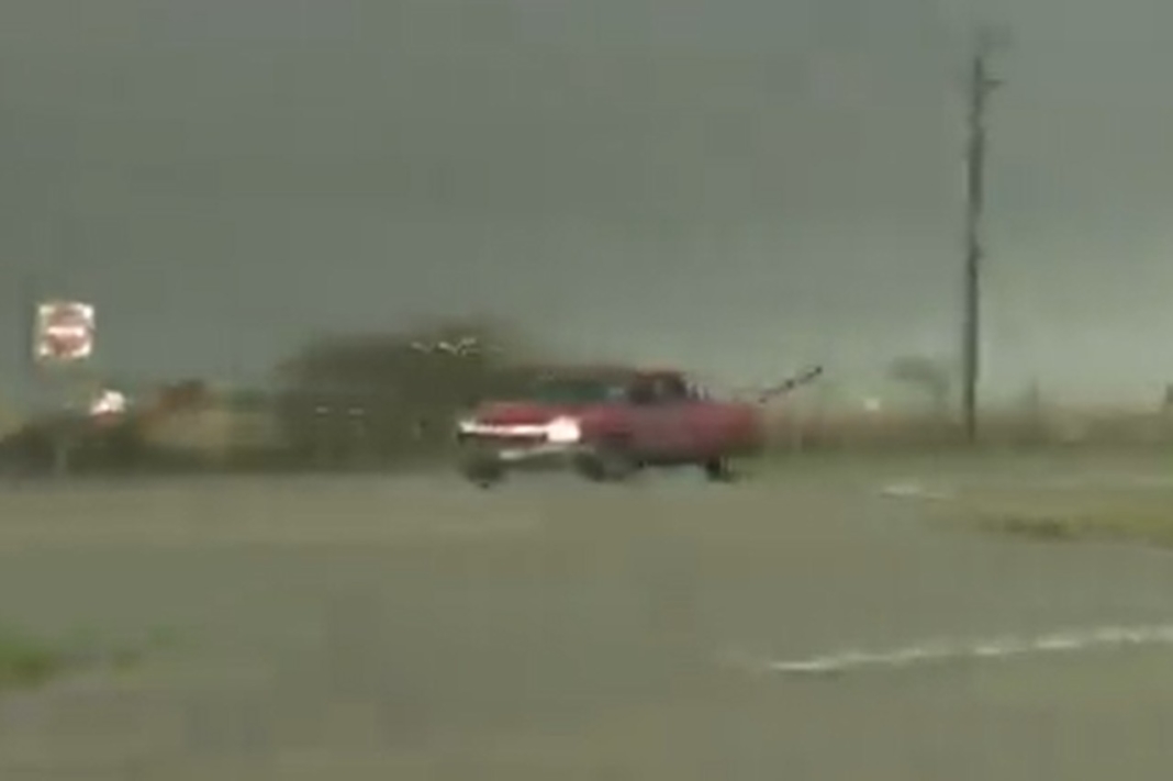 tornado vuelca una pick-up