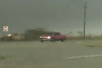 Vídeo: un tornado hace girar y vuelca una pick-up en Texas tornado vuelca una pick-up
