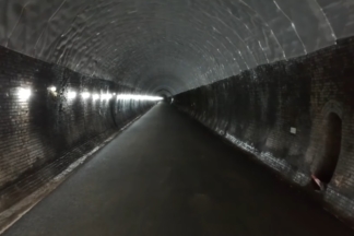 Un túnel ferroviario abandonado se convierte en pista de pruebas para superdeportivos túnel ferroviario abandonado pista de pruebas