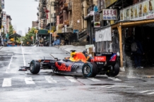 Sergio Pérez conduce su Red Bull F1 desde Nueva York a Miami Sergio Pérez