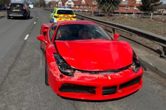 Compra un Ferrari 488 y lo estrella tres kilómetros después de sacarlo del concesionario accidente Ferrari 488