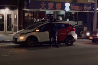 Vídeo: un coche autónomo trata de darse a la fuga ante la Policía coche autonomo fuga policia