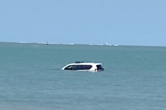 La playa de Sanlúcar de Barrameda se traga un coche de la Policía Nacional coche de policía nacional playa