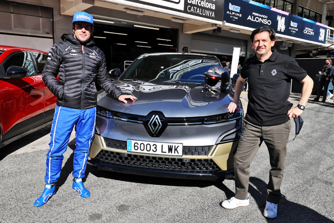 Fernando Alonso prueba el Renault Mégane E-Tech eléctrico en Montmeló Fernando Alonso prueba el Renault Mégane E-Tech eléctrico en Montmeló