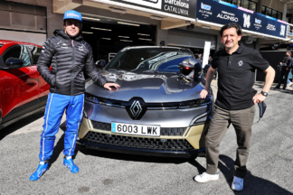 Vídeo: Fernando Alonso prueba el Renault Mégane E-Tech eléctrico en Montmeló Fernando Alonso prueba el Renault Mégane E-Tech eléctrico en Montmeló