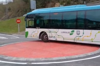 Vídeo: la rotonda ‘pisable’ por vehículos pesados que ha costado 168.000 euros rotonda pisable
