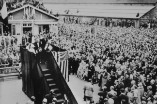 95 años del aterrizaje del aviador Charles Lindbergh en París, gracias a la Torre Eiffel iluminada por André Citroën Torre Eiffel André Citroën