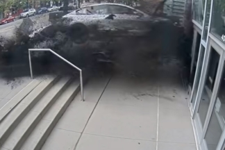 Un Tesla se queda “sin frenos” y choca violentamente contra un centro de convenciones Accidente Tesla