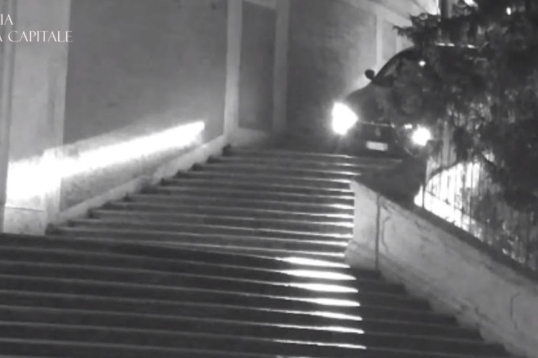 detenido bajar escaleras maserati levante roma