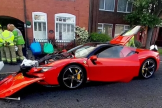 La policía busca a un conductor que estrelló un Ferrari SF90 Stradale contra cinco vehículos y se dio a la fuga estrelló Ferrari SF90 Stradale