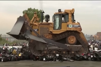 Vídeo: así destruye un bulldozer cientos de motos y ATV confiscados en Nueva York bulldozer destruye motos y ATV Nueva York