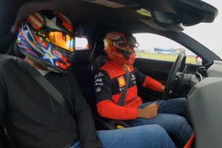Vídeo: Carlos Sainz Jr. a fuego en un Ferrari 296 GTB carlos sainz jr ferrari 296 gtb