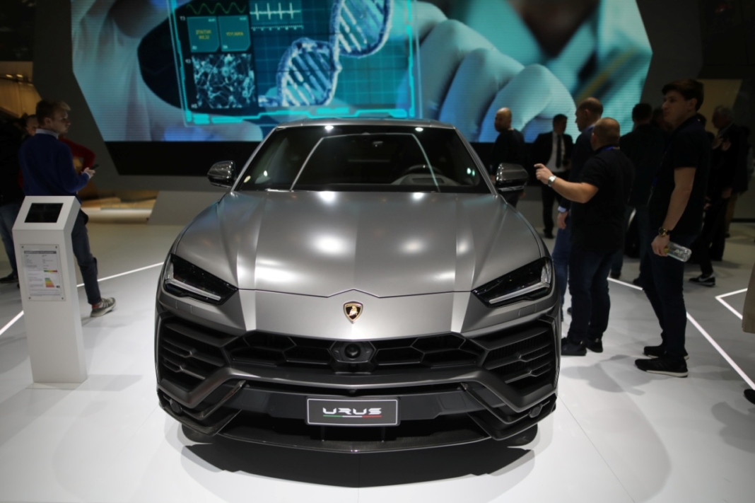 hijo 10 años ben affleck golpea bmw x6 lamborghini urus alquiler