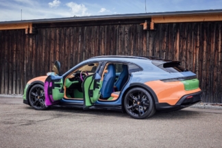 El nuevo Porsche Taycan Cross Turismo art car está inspirado en los sneakers Porsche Taycan Cross Turismo art car