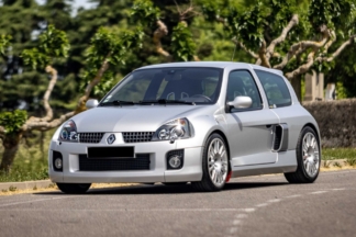 A subasta este Renault Clio V6 Fase II de 2003 con solo 8.600 km subasta renault clio v6 fase ii 2003