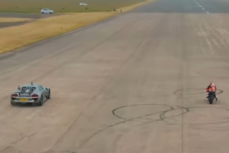 Vídeo: un Porsche 918 Spyder desafía a la KTM Red Bull de Moto GP de Dani Pedrosa Porsche 918 Spyder KTM Moto GP Dani Pedrosa