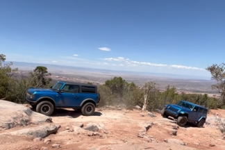 Vídeo: Jeep Wrangler Vs Ford Bronco, ¿cuál es mejor? Jeep Wrangler Vs Ford Bronco