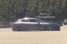 Vídeo: aparca su Maserati Levante en una playa de Marbella, se queda atascado y lo multa la Policía atascado playa multa policia marbella