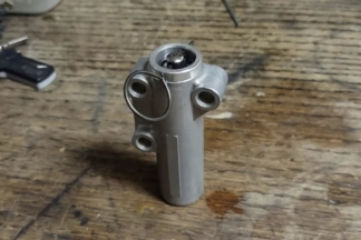 La policía confunde un tensor de cinturón de Audi con una bomba y desaloja un complejo de apartamentos Tensor cinturón Audi bomba