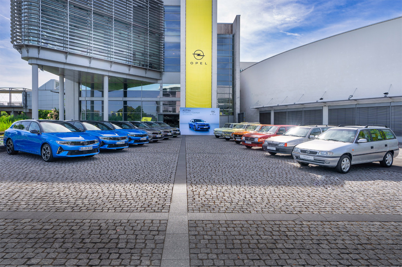 Opel Astra L Sports Tourer 2022 con alguna de las 11 generaciones de familiares