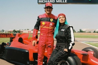 Karol G se sube a un Ferrari de Fórmula 1 con Carlos Sainz karol g ferrari formula 1 carlos sainz