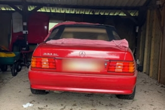 Encuentran un Mercedes SL 300 de 1990 abandonado en un granero Mercedes SL abandonado en un granero