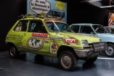 dos jóvenes franceses quisieron dar su particular vuelta al mundo en 80 días… pero lo hicieron a bordo de este Renault 5 Tou du Monde.