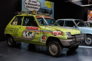 Renault 5 Tour du monde, el 'cinco' que dio la vuelta al mundo en 80 días dos jóvenes franceses quisieron dar su particular vuelta al mundo en 80 días… pero lo hicieron a bordo de este Renault 5 Tou du Monde.