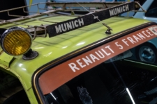 dos jóvenes franceses quisieron dar su particular vuelta al mundo en 80 días… pero lo hicieron a bordo de este Renault 5 Tou du Monde.