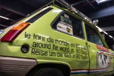 dos jóvenes franceses quisieron dar su particular vuelta al mundo en 80 días… pero lo hicieron a bordo de este Renault 5 Tou du Monde.