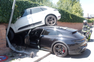 Un Porsche Taycan choca contra un Macan y ambos atraviesan el muro de una casa